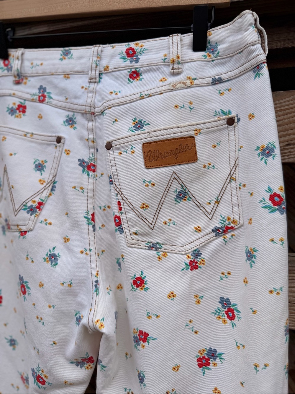 Wrangler/Billabong White Straight-Leg Jeans with Red & Blue Floral Print - Picture 4 of 4